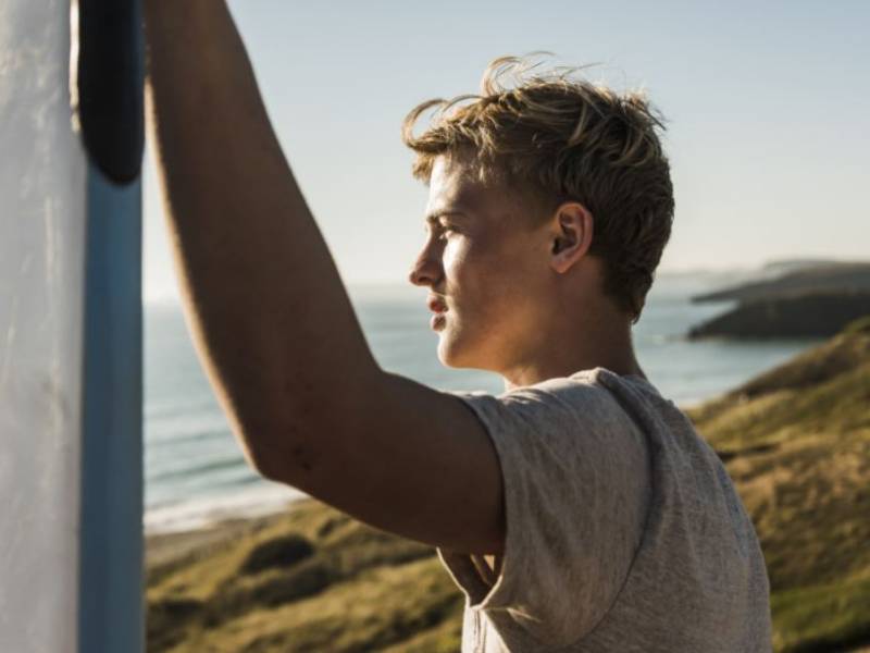 5 topowych kierunków podróży dla miłośników wodnego szaleństwa. Podpowiadamy, gdzie i jak bezpiecznie surfować po falach